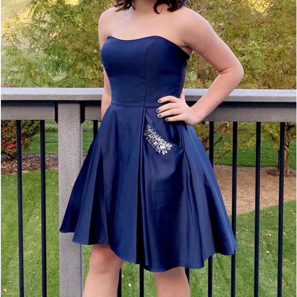 Size 9 Dress , fits very well around the top , very comfortable!